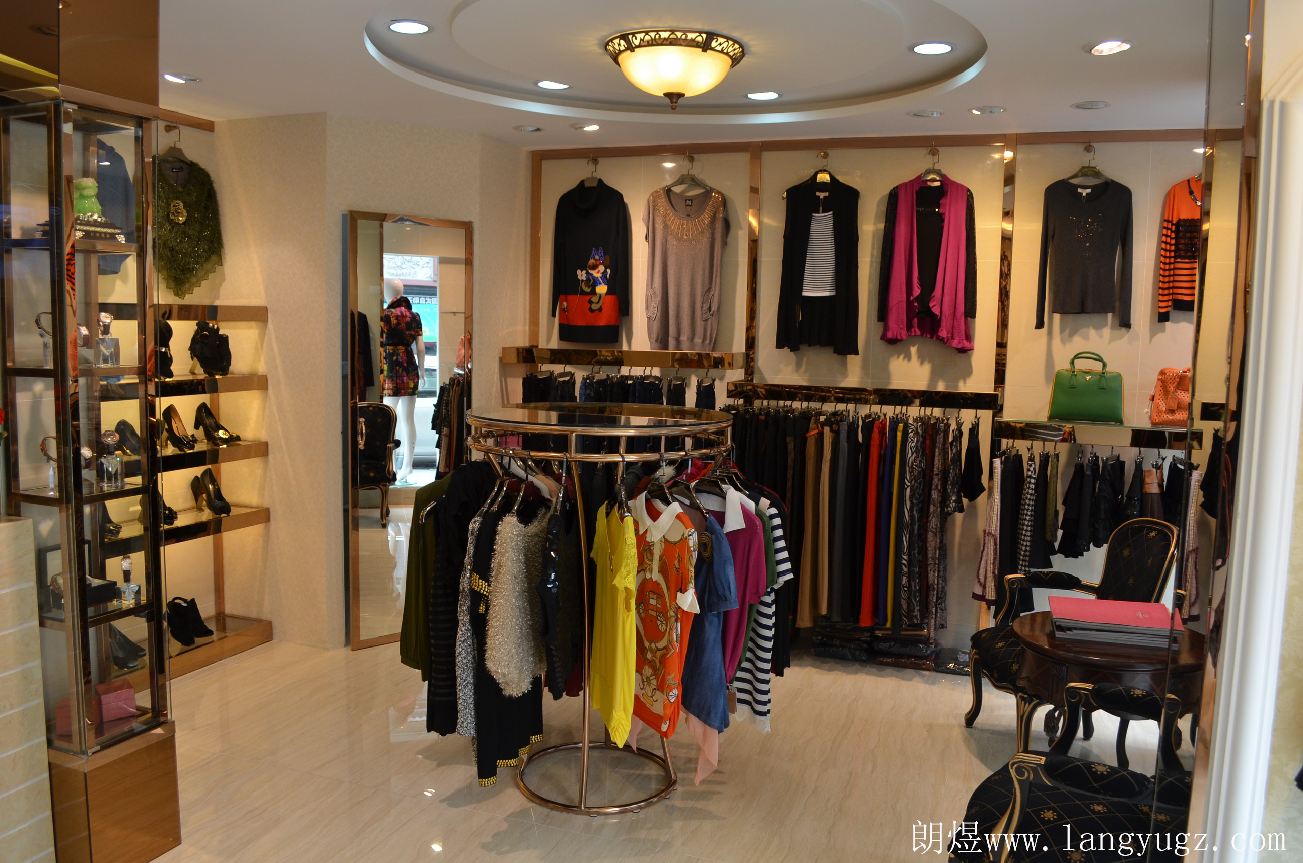 成都店鋪裝修.50-80平小型服裝店鋪裝修案