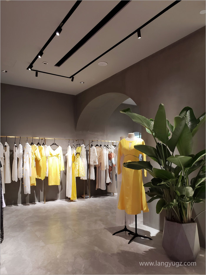 萬(wàn)象城女裝店店內(nèi)綠植擺放效果圖