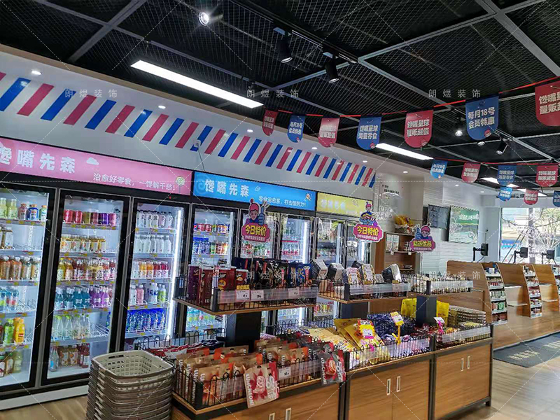零食店鋪裝修完工現(xiàn)場實(shí)景圖